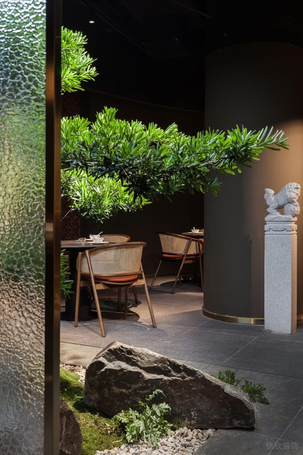 深圳市国风高雅中式餐厅翠绿盆栽装修设计