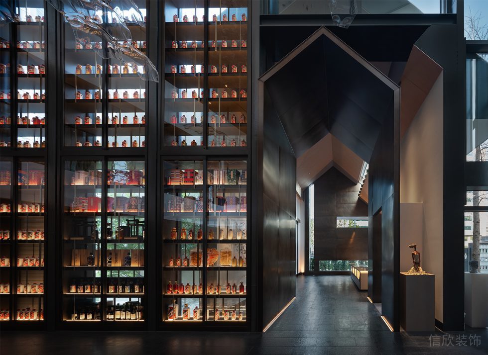 深圳市龙岗区新中式风格餐厅深色玻璃酒柜装修设计