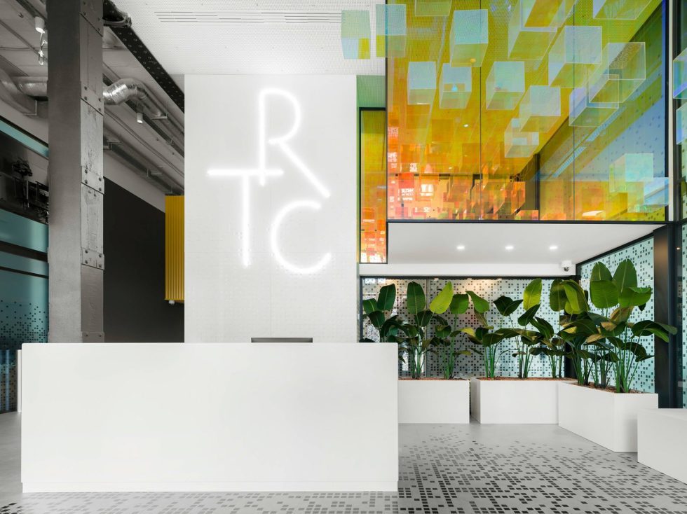 深圳市南山区微软科通大厦后现代主义风格办公室装修设计方案 前台服务台