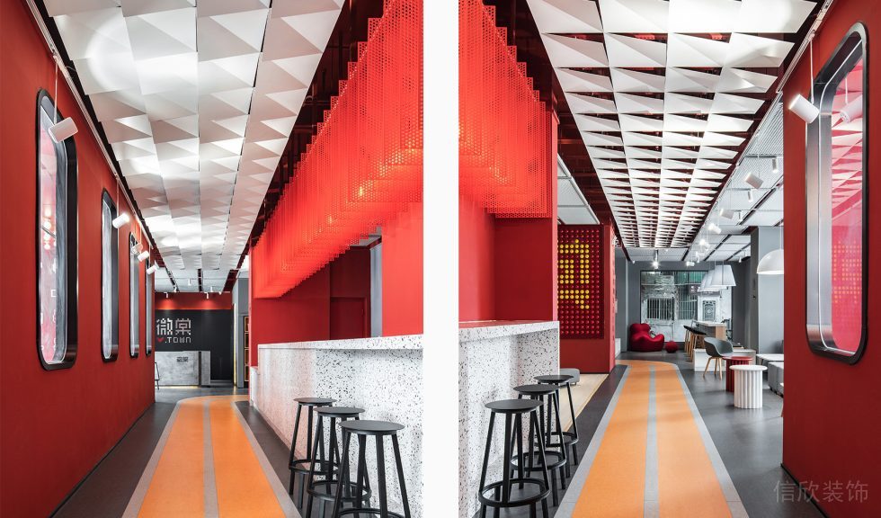 深圳市南山区中洲控股金融中心红色主调办公室装修设计方案 过道转角全视图