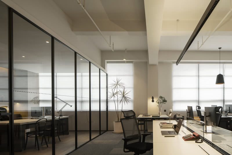 现代原木风格办公室装修设计案例 工作区