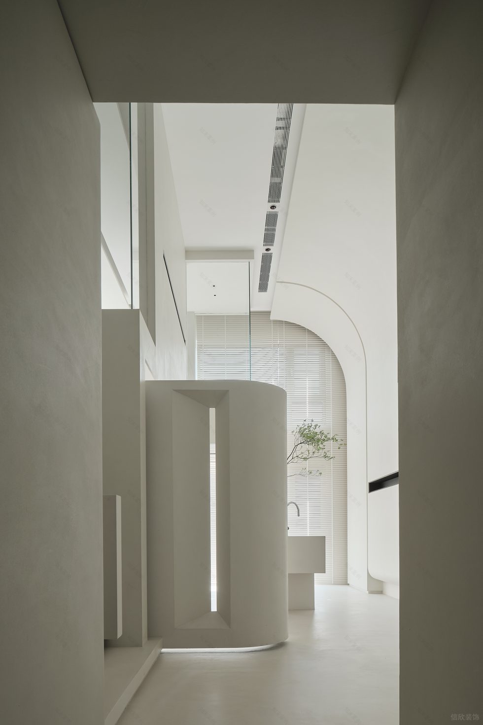 纯白色极简风小型办公室装修案例悬空艺术弧形隔墙屏风