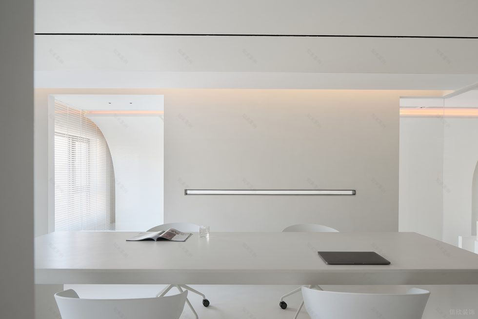 纯白色极简风小型办公室装修案例阁楼办公室镂空线型空艺术隔墙