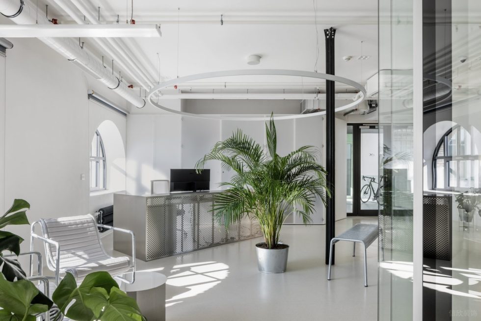 纯净原木风办公室设计方案 银色镂空造型前台
