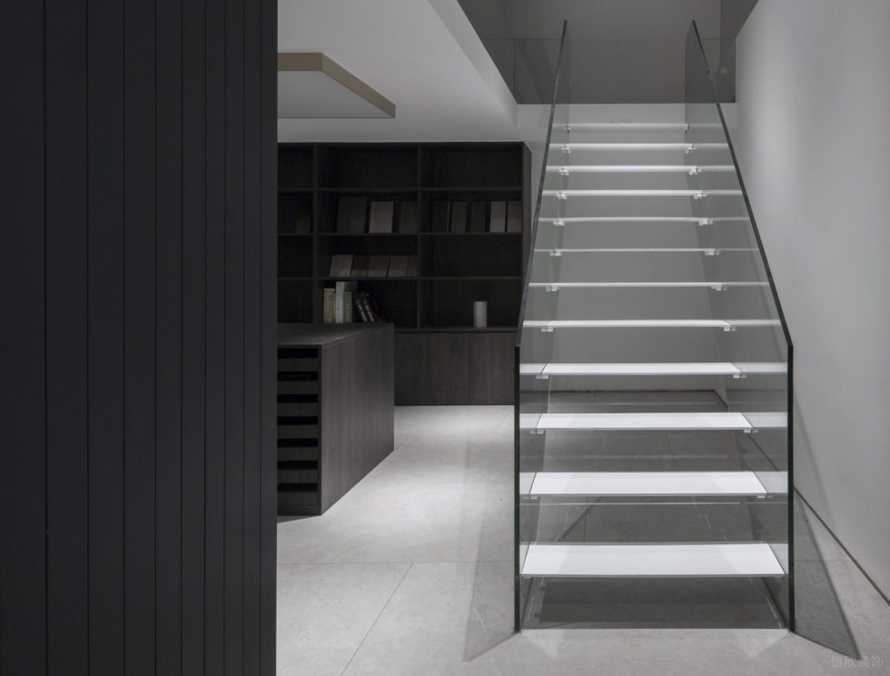 多元极简风办公室装修设计黑白色楼梯间