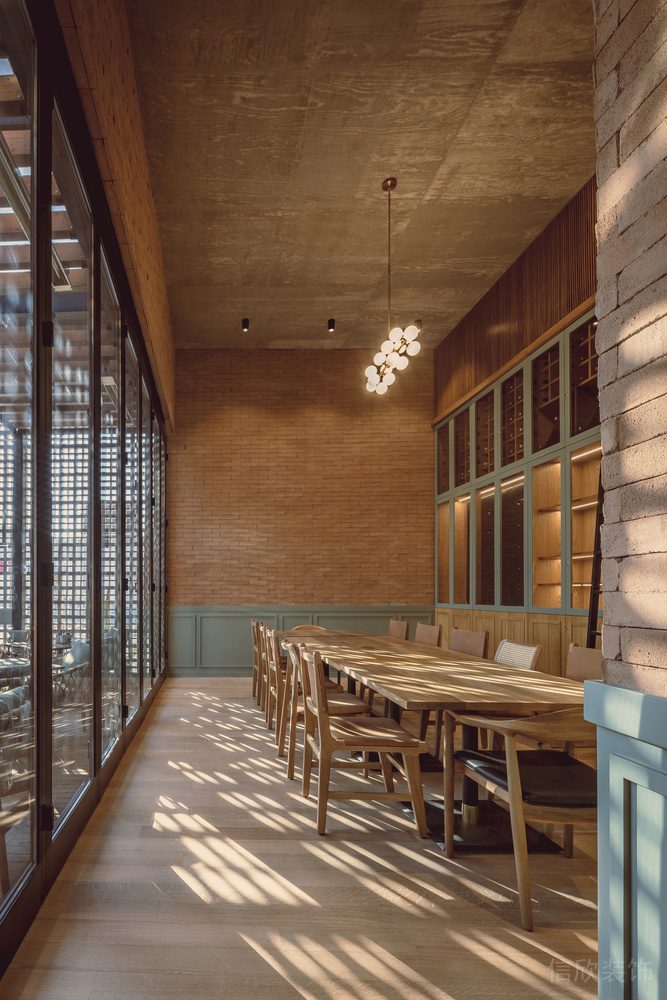 典雅原木风西餐厅多人用餐区装修设计