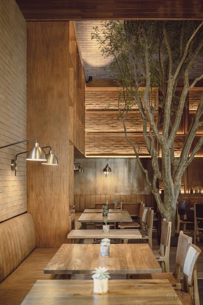 典雅原木风西餐厅简约壁灯照射装修设计