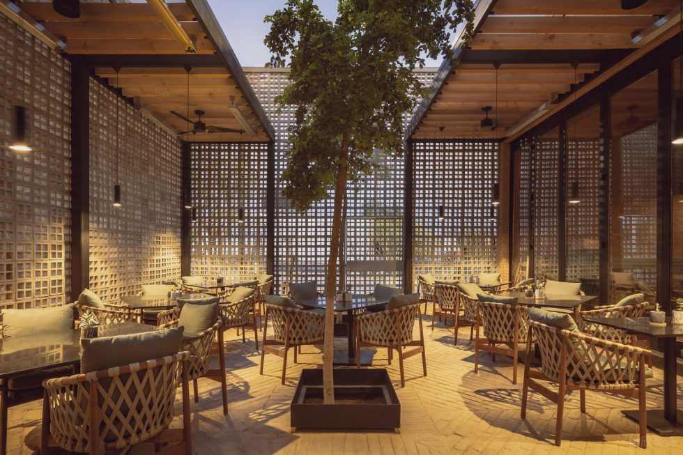 典雅原木风西餐厅温馨用餐区装修设计