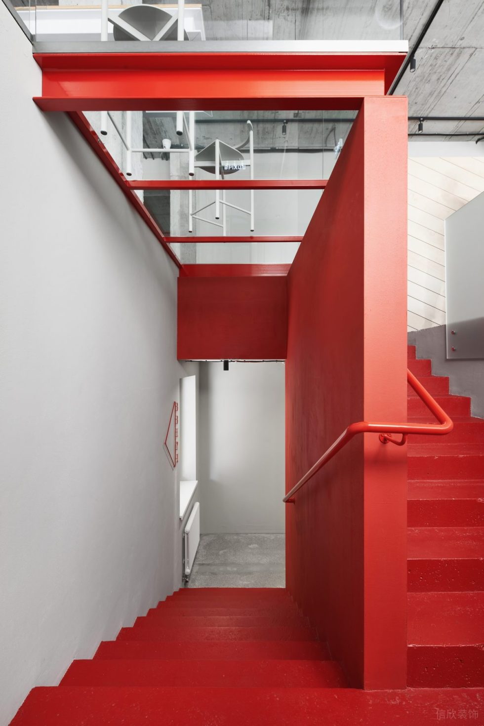 工业风办公室装修方案 红色漆面楼梯
