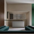 工业风办公室装修设计 茶水休息室墨绿色绒布沙发