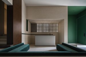 工业风办公室装修设计 茶水休息室墨绿色绒布沙发