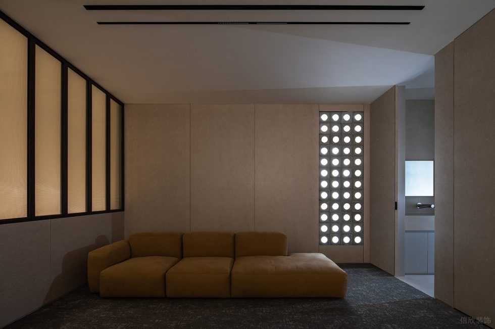 工业风办公室装修设计 休息区橙色布艺软包沙发