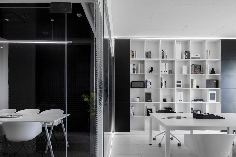 黑白灰简约风办公室装修设计纯白色装饰陈列柜