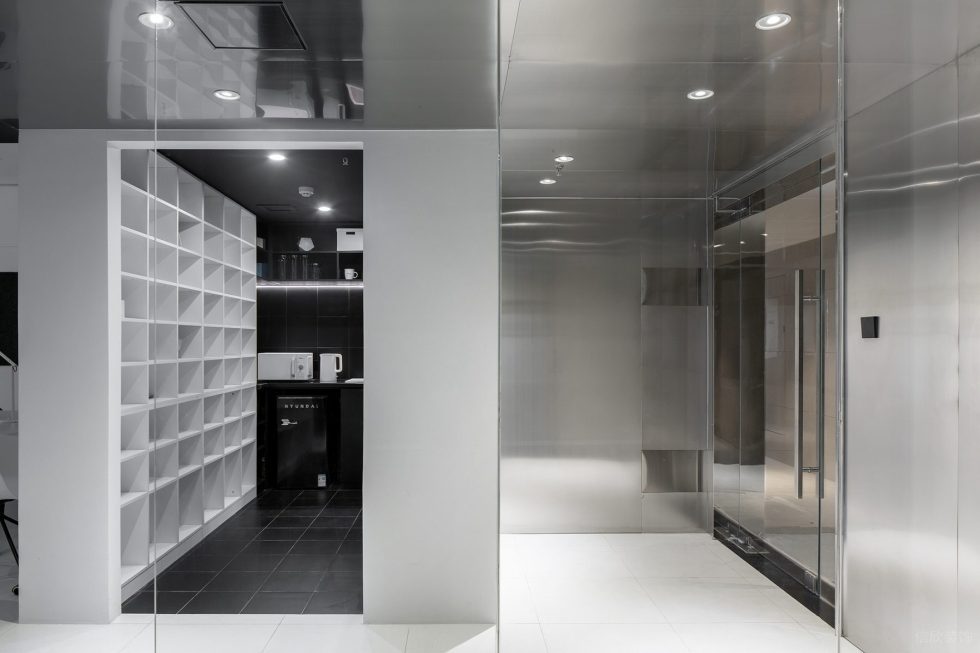 黑白灰简约风办公室装修设计银灰色不锈钢墙面