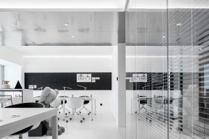 黑白灰简约风办公室装修设计黑白灰配色办公区效果图