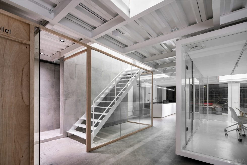 灰白色工业风办公室装修设计白色烤漆钢结构楼梯