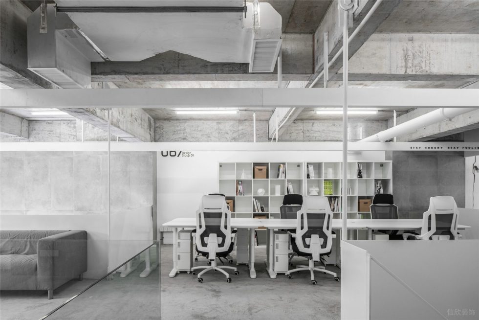 灰白色工业风办公室装修设计办公区白色格子装饰柜