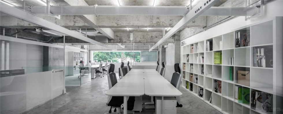 灰白色工业风办公室装修设计办公区白色工作台
