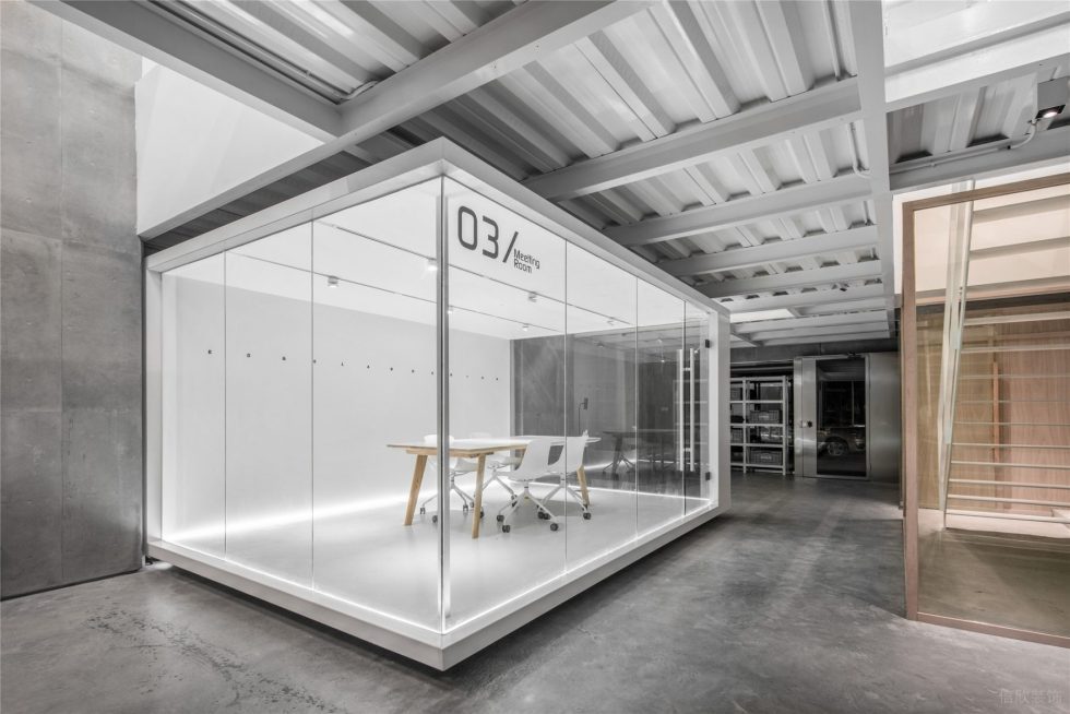 灰白色工业风办公室装修设计纯白色会议室