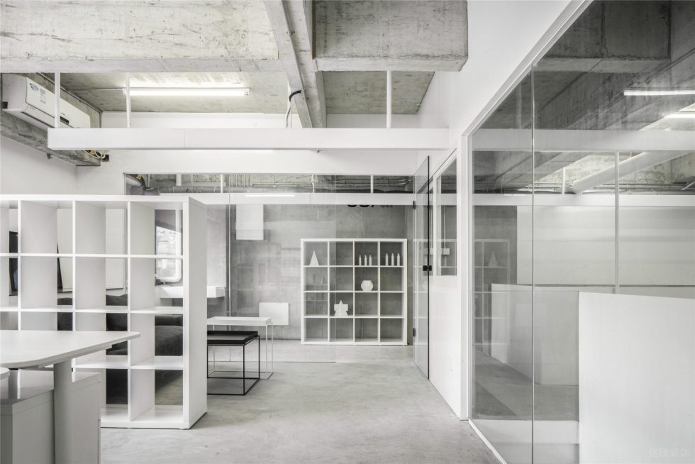 灰白色工业风办公室装修设计休闲区白色陈列柜