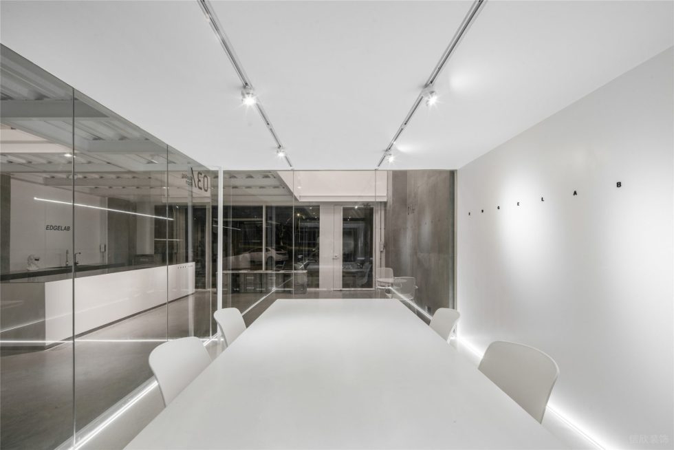 灰白色工业风办公室装修设计白色会议桌