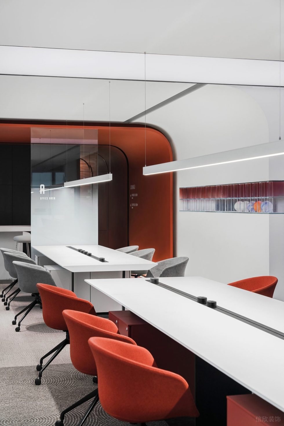 红白色现代风办公室装修设计黑白色办公桌