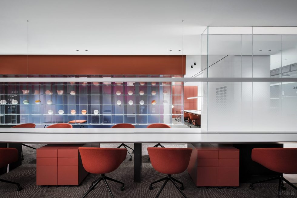 红白色现代风办公室装修设计红色布艺办公椅