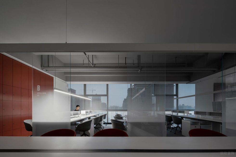 红白色现代风办公室装修设计红色烤漆铝板储物柜