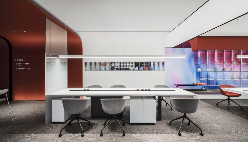 红白色现代风办公室装修设计黑白灰色调洽谈区