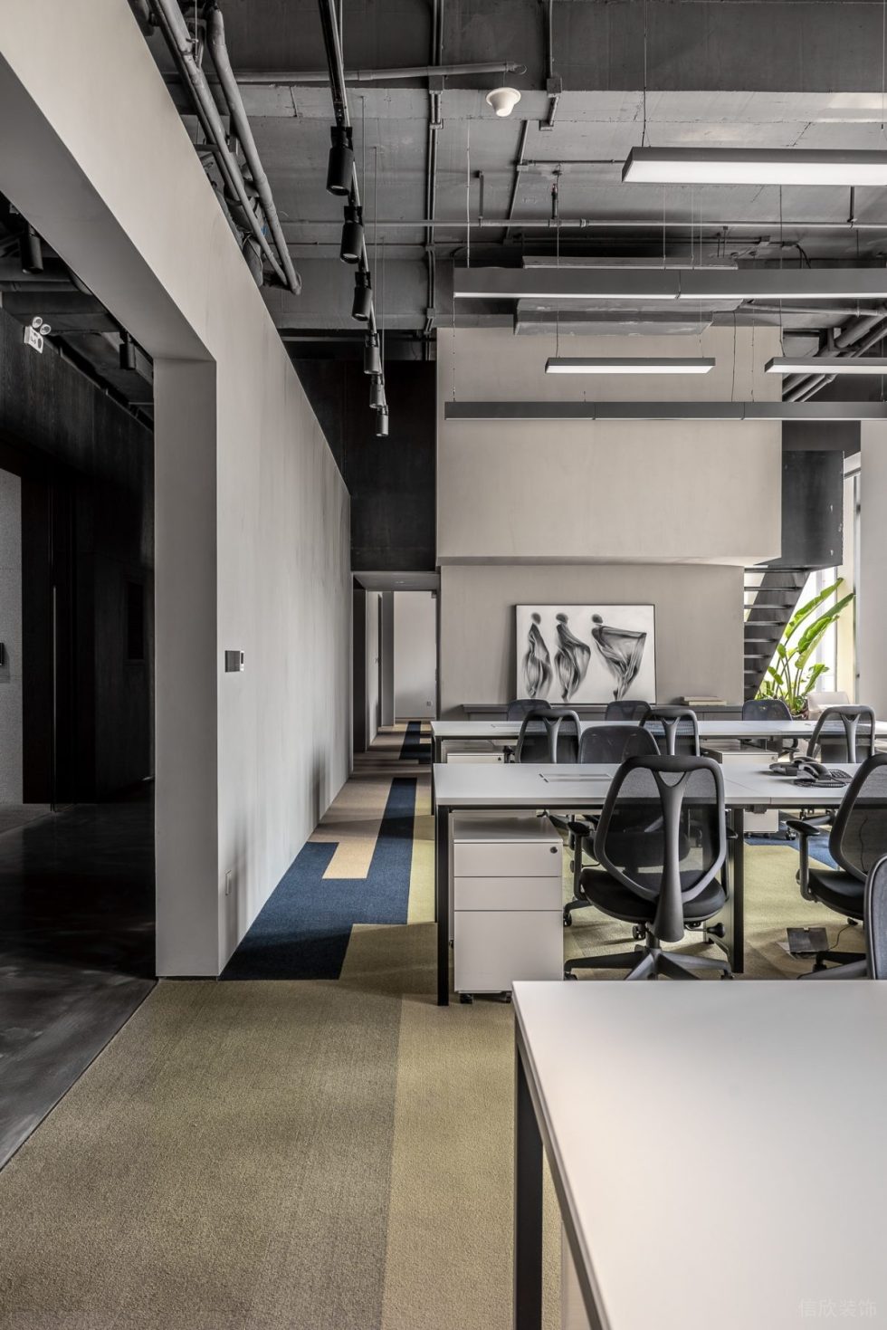 灰色极简工业风办公室装修设计冷色调办公厅