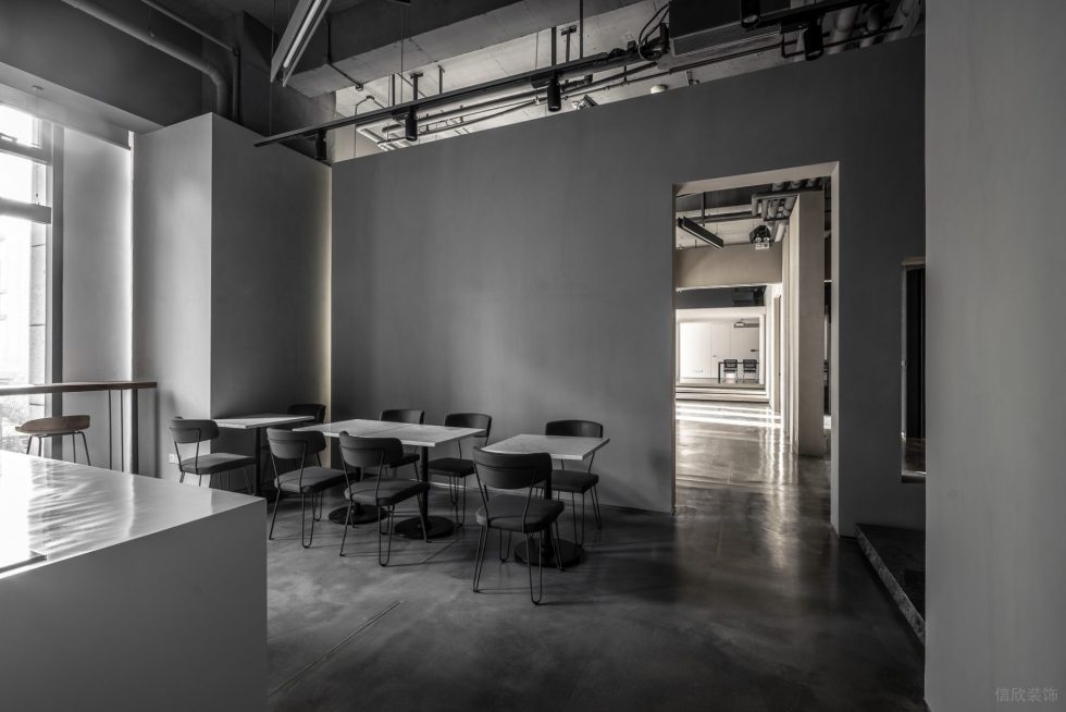 灰色极简工业风办公室装修设计员工餐厅黑色餐椅