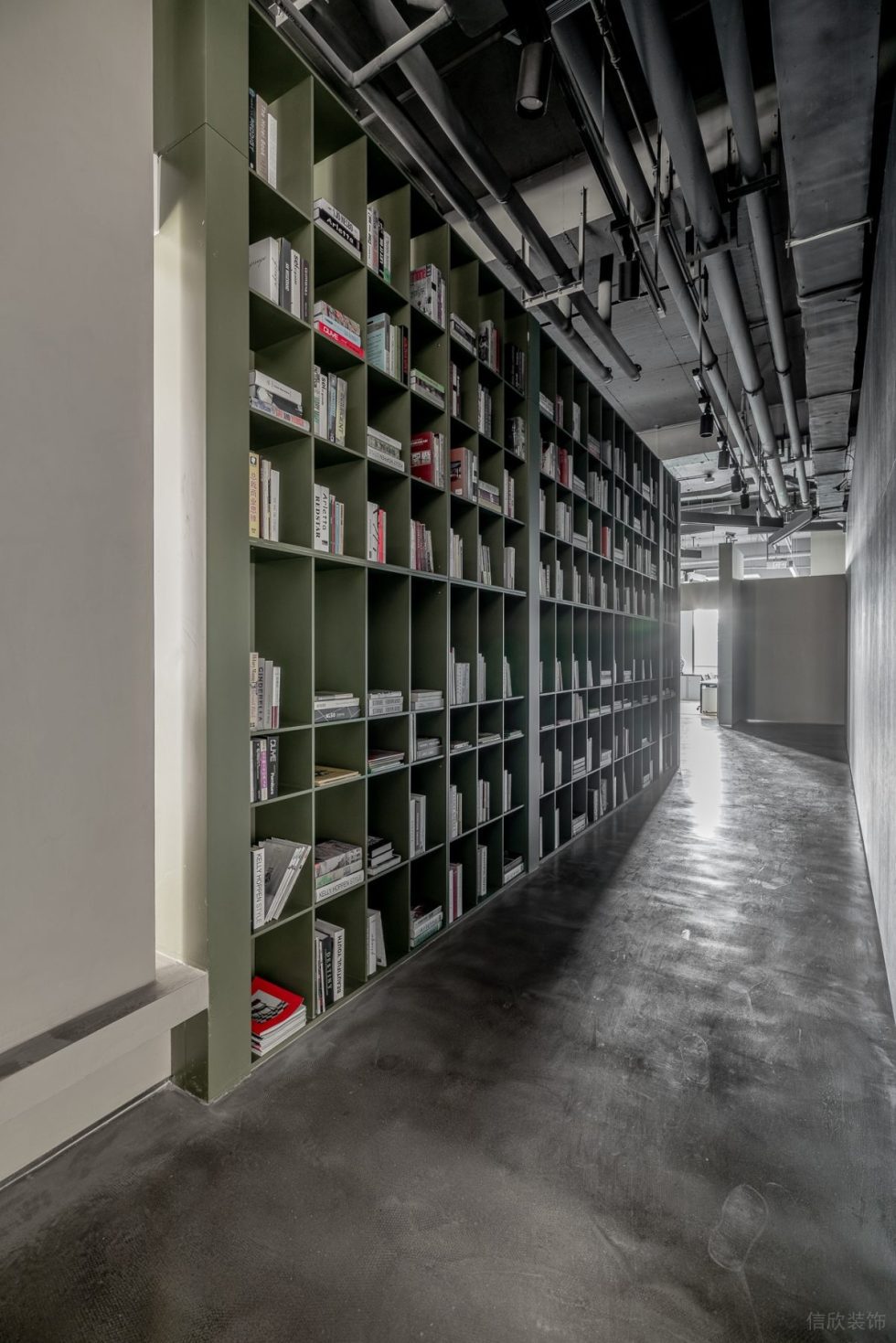 灰色极简工业风办公室装修设计过道墨绿色书柜