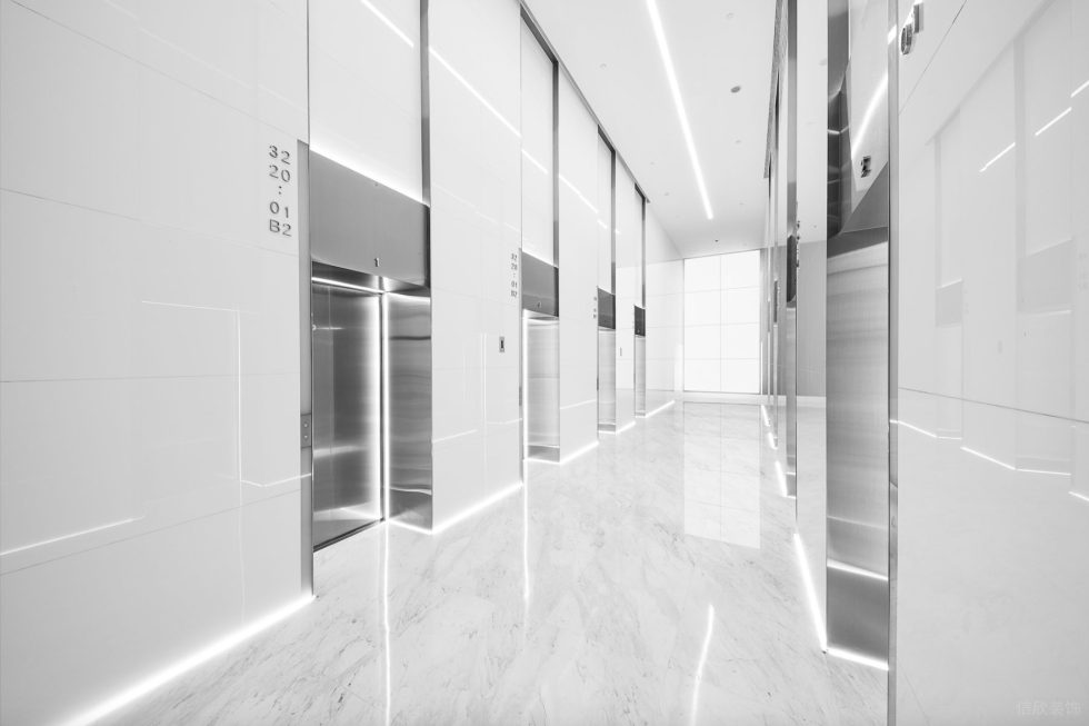 洁白现代风办公室装修设计银色不锈钢电梯门