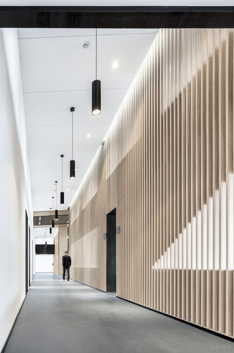 简洁原木风办公室装修设计木纹铝方通格栅走廊