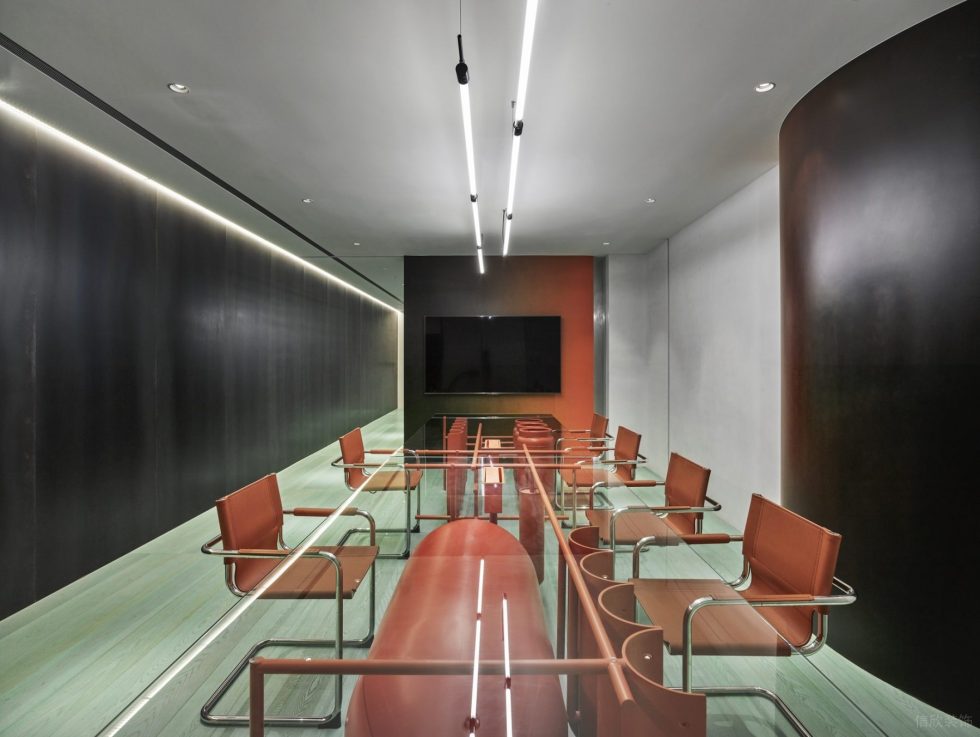 机械工业风办公室装修设计橙色特制会议桌