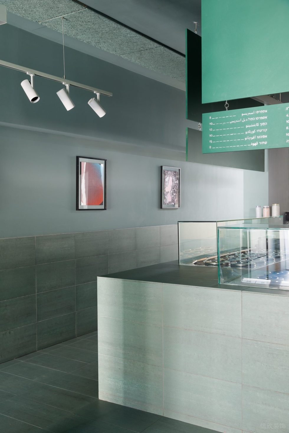 简约清新风甜品店深绿点餐区与浅色通道墙面对比装修设计