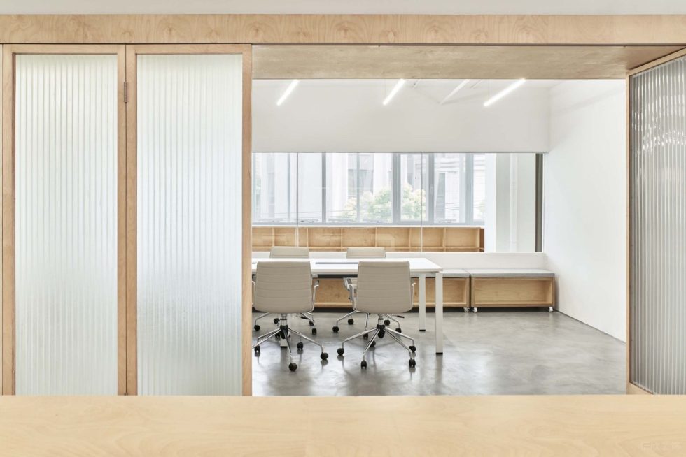 简约原木风办公室装修设计 办公区长虹玻璃隔断