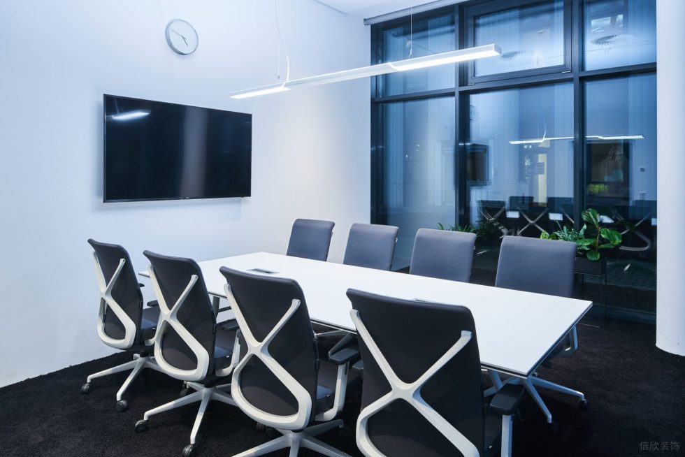 科技主义现代风办公室装修设计黑白色会议室