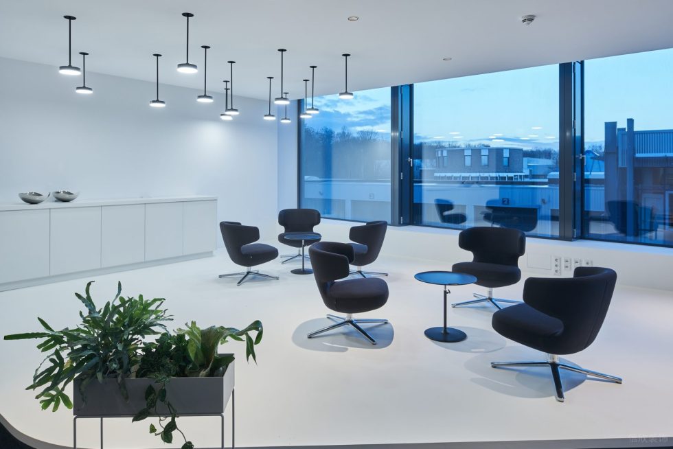 科技主义现代风办公室装修设计黑白色休闲室