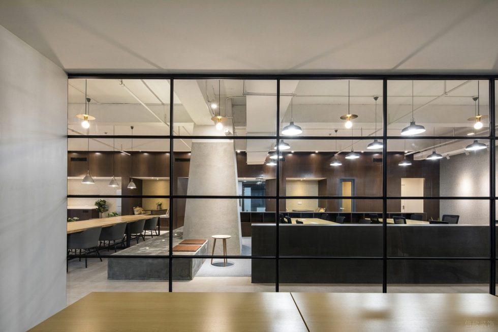 美式简约风办公室装修设计黑色边框玻璃隔断