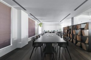 木质简约风办公室装修设计深木色会议区效果图