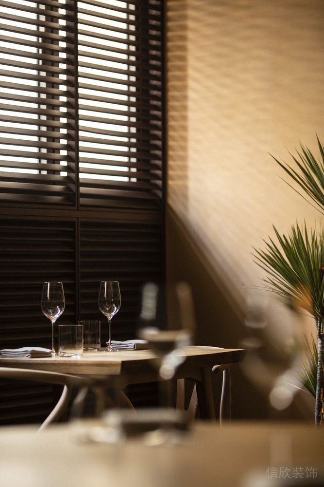 木质欧式餐厅褐色百叶窗装修设计