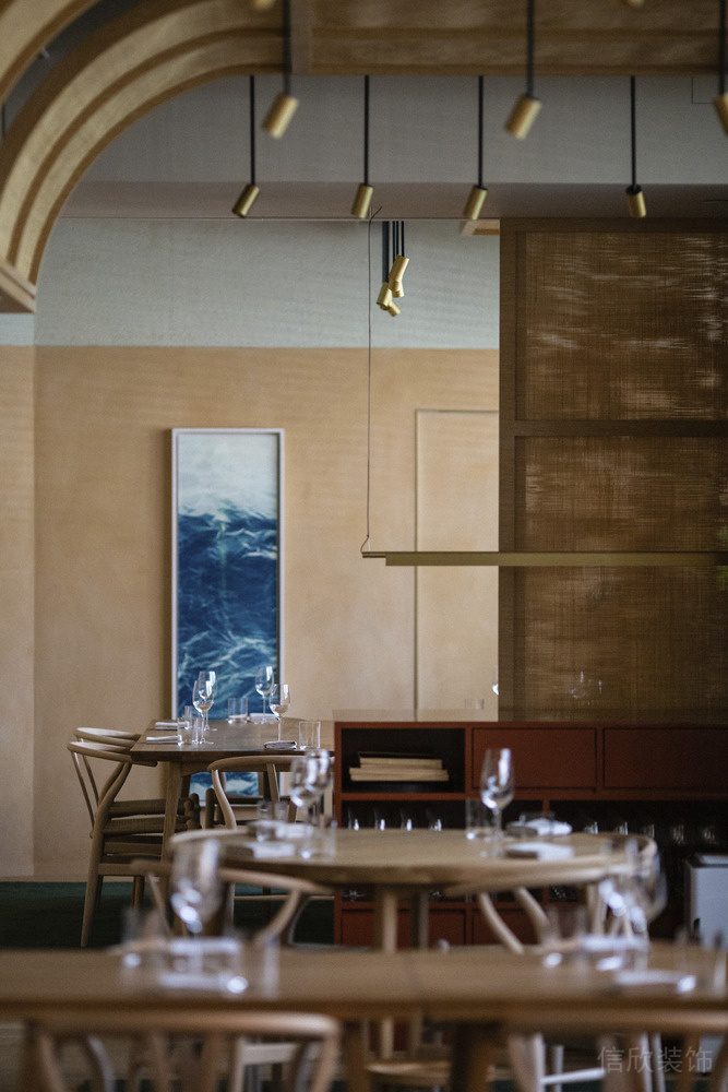 木质欧式餐厅蓝色挂画装修设计