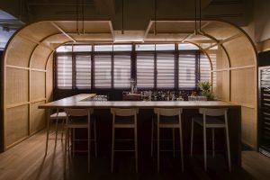 木质欧式餐厅l型卡座区装修设计