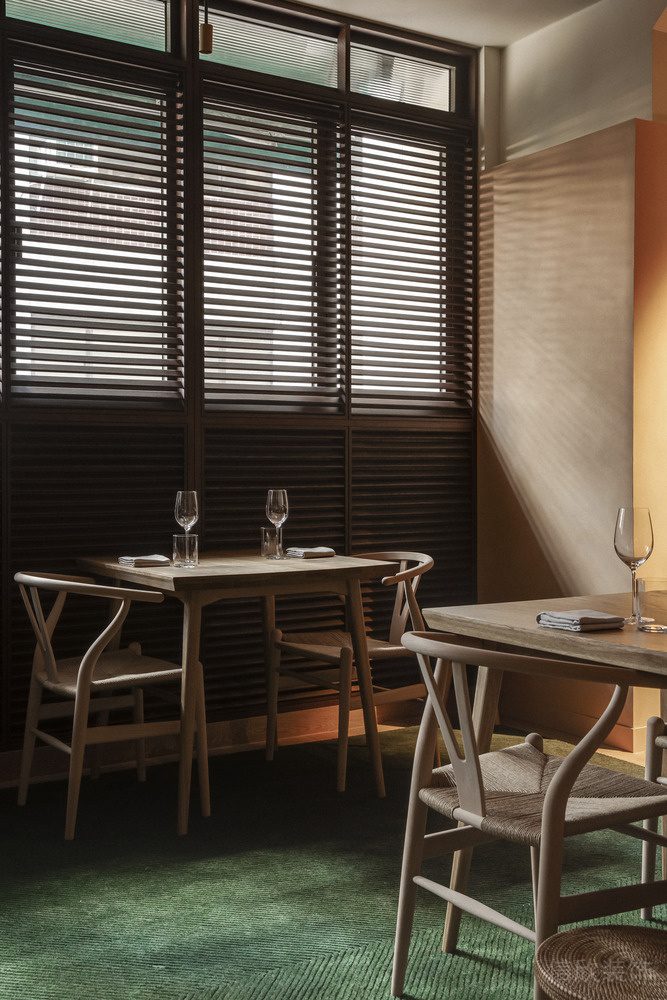 木质欧式餐厅墨绿地毯装修设计