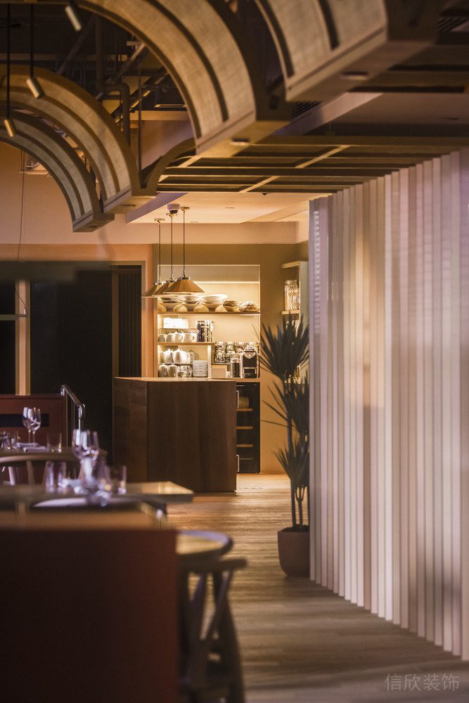 木质欧式餐厅暖光备餐区装修设计