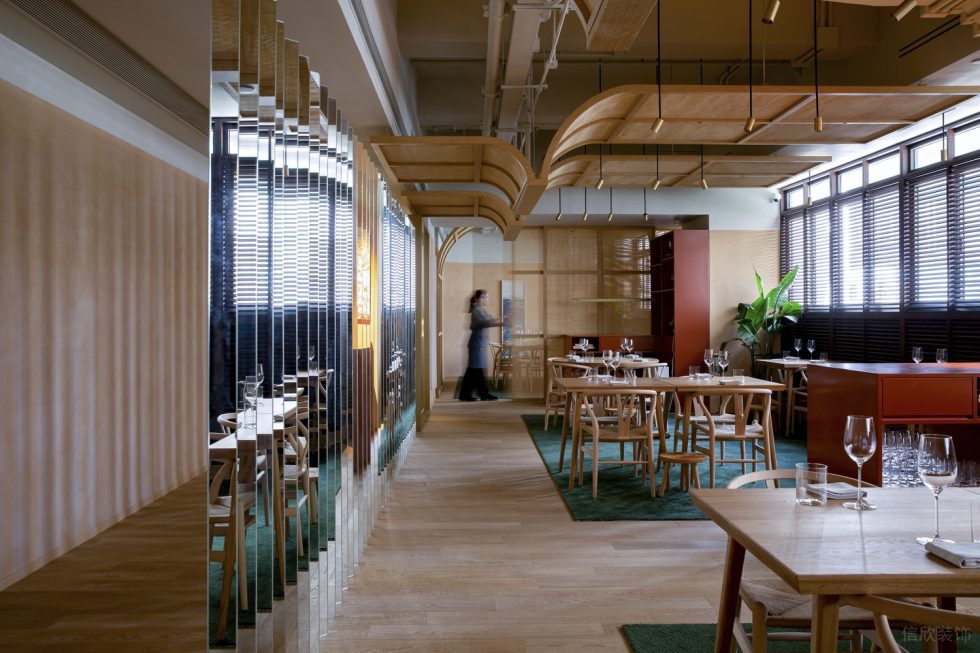 木质欧式餐厅镜子隔断用餐区修设计