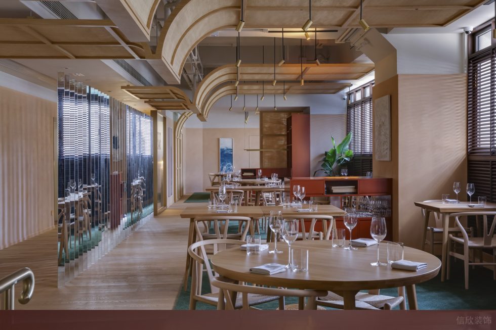 木质欧式餐厅异形木制吊顶装修设计