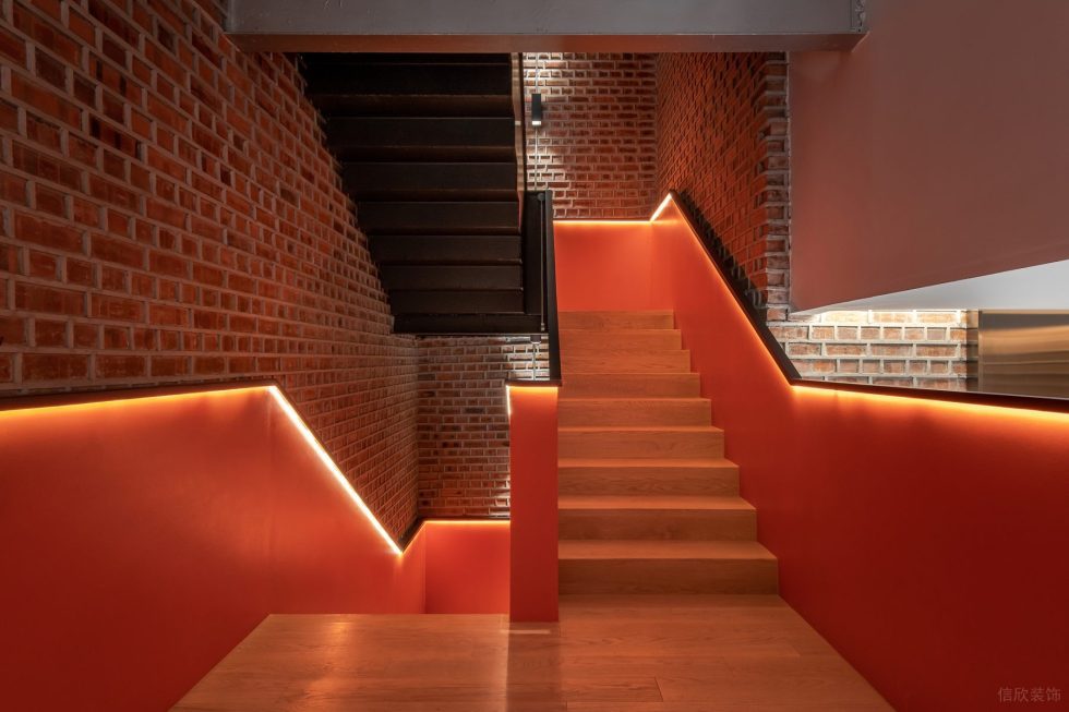 欧式工业风办公室装修案例 橙色漆面护栏木质楼梯