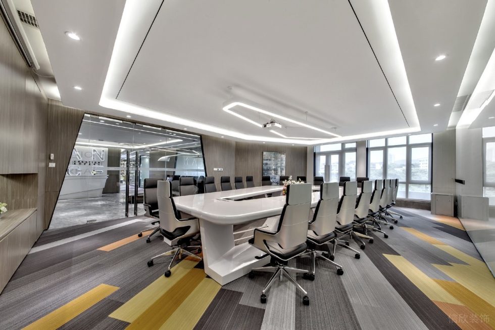 浅色调科幻现代风办公室装修设计白色会议桌